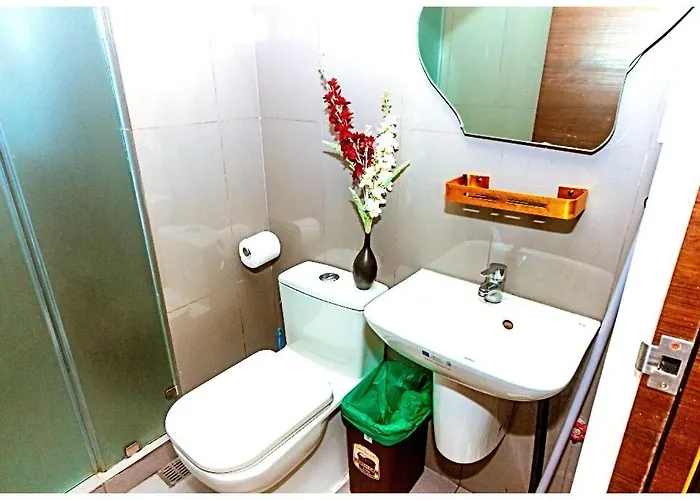 2 Bedroom Yellow Luxury 5549 Makati 300mb Swim