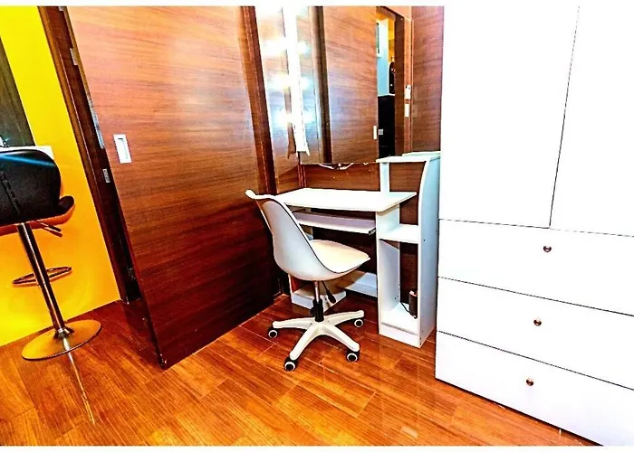 2 Bedroom Yellow Luxury 5549 Makati 300mb Swim Apartment *