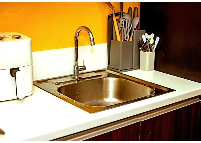 2 Bedroom Yellow Luxury 5549 Makati 300mb Swim
