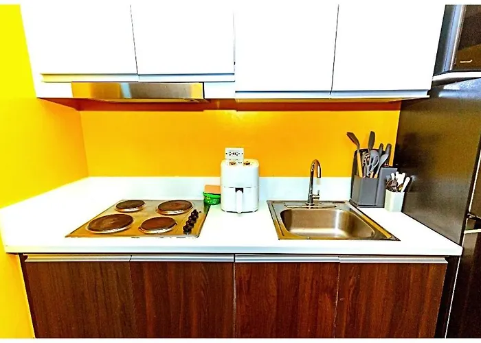 2 Bedroom Yellow Luxury 5549 Makati 300mb Swim * Manila