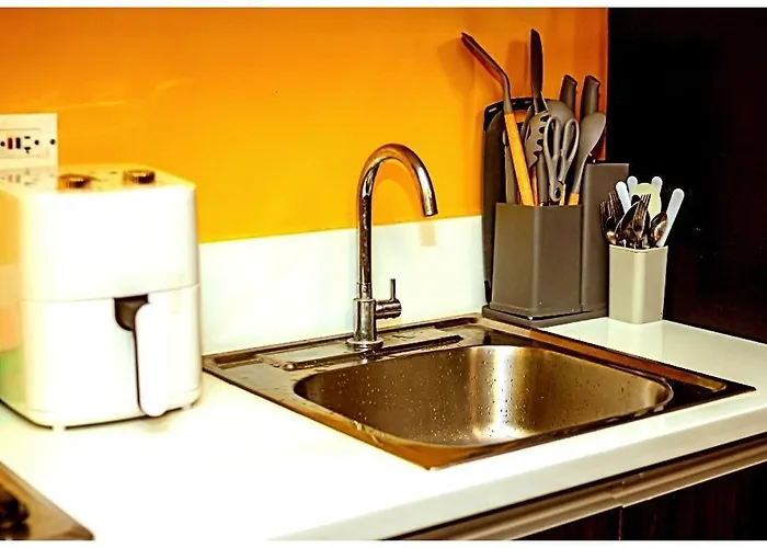 2 Bedroom Yellow Luxury 5549 Makati 300mb Swim