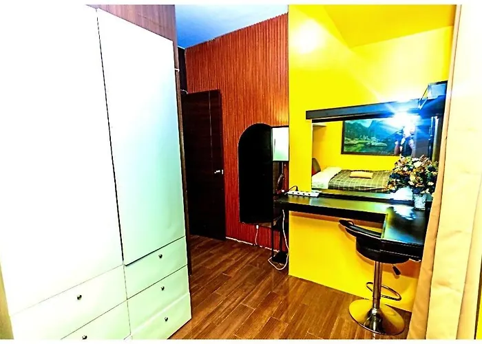 2 Bedroom Yellow Luxury 5549 Makati 300mb Swim Apartment
