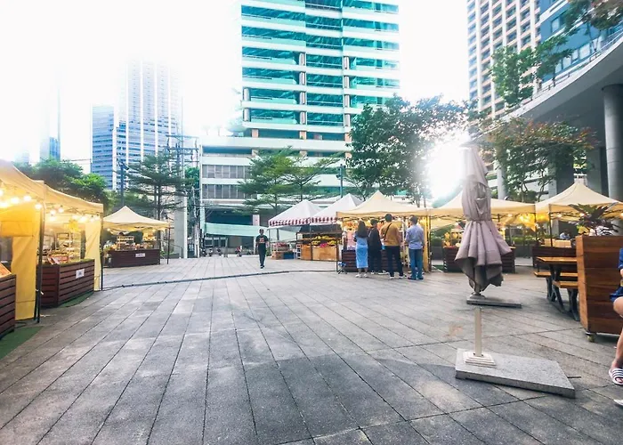2 Bedroom Yellow Luxury 5549 Makati 300mb Swim