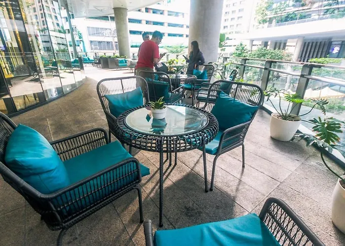 2 Bedroom Yellow Luxury 5549 Makati 300mb Swim