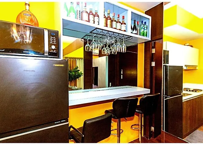 2 Bedroom Yellow Luxury 5549 Makati 300mb Swim