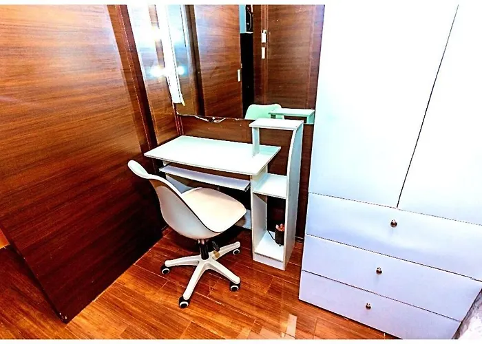 2 Bedroom Yellow Luxury 5549 Makati 300mb Swim
