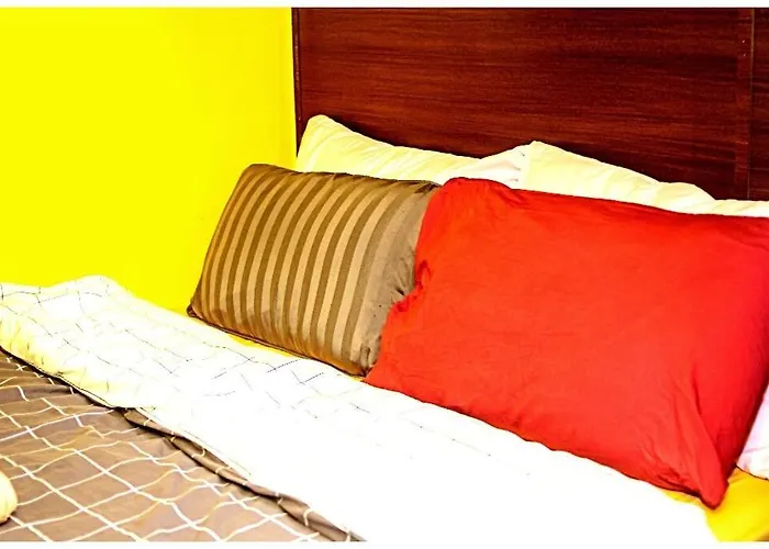 2 Bedroom Yellow Luxury 5549 Makati 300mb Swim Manila